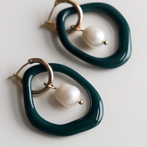 Boucles d'oreilles créoles Arp perle et porcelaine vert foncé – Rozenthal