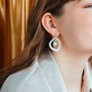 Boucles d'oreilles créoles Arp perle et porcelaine blanc – Rozenthal