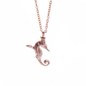 Collier Mini hippocampe or rose – Tanel Veenre