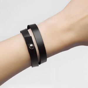 Leather Wristband Dear Hugger x2 Bracelet en cuir Dear Hugger double tour – Stella Soomlais