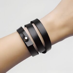Leather Wristband Dear Hugger x3 Bracelet en cuir Dear Hugger triple tour – Stella Soomlais