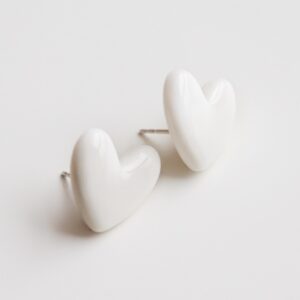 Boucles d'oreilles puces cœur en porcelaine blanc – Rozenthal