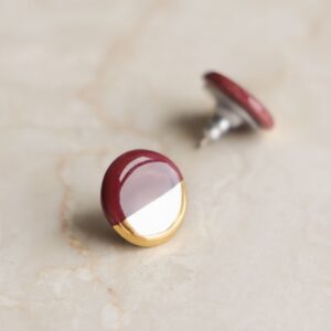 Boucles d'oreilles puces rondes en porcelaine bordeaux et or – Rozenthal