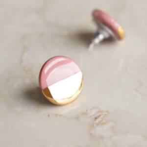 Boucles d'oreilles puces rondes en porcelaine rose et or – Rozenthal